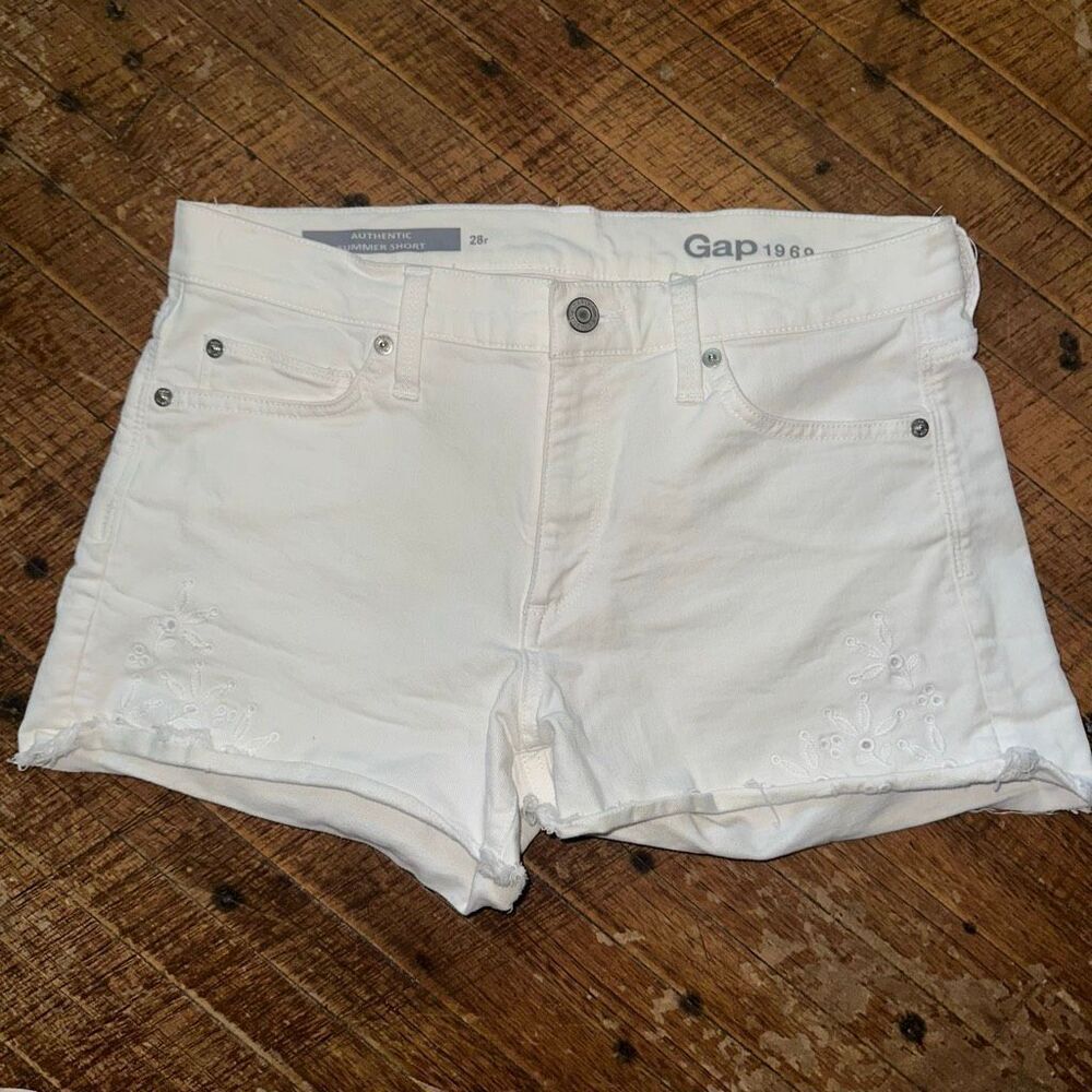 Gap white minimalist classic size 28R authentic summer shorts